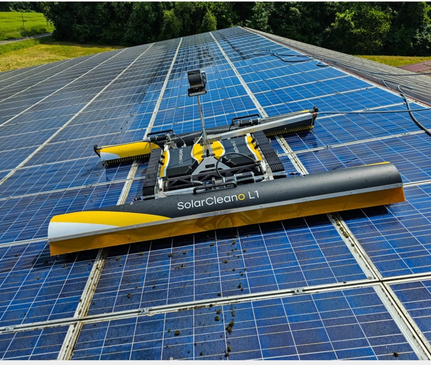 SolarCleano L1 en action sur une grande toiture